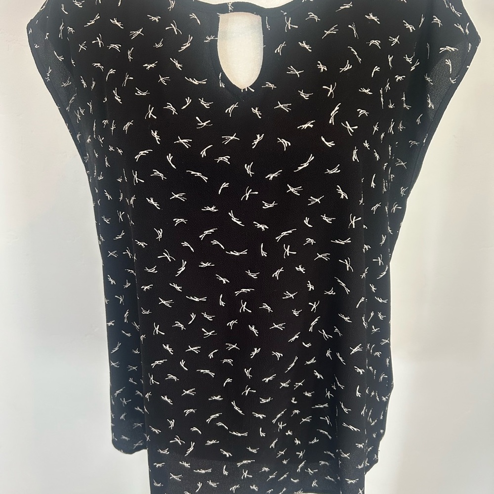 Maurice's Black & White Print Sleeveless Top Keyhole Back Detail‎ Size M